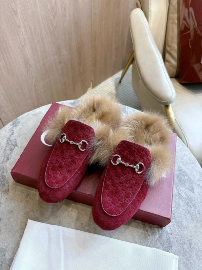 Gucci Women's Fur Mule with Double G Pattern and Horsebit Detail - LY00340